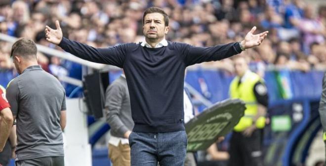 Gabi levanta los brazos en el Real Oviedo-Real Zaragoza (FOTO: LALIGA).