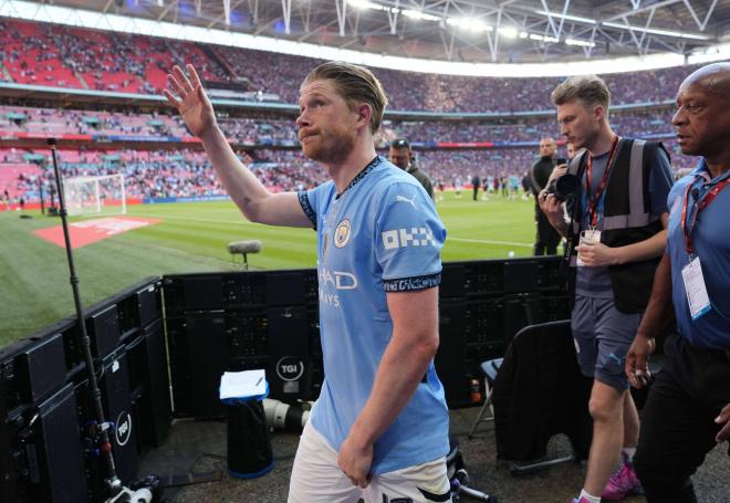 Kevin de Bruyne saluda a la afición del Manchester City (Foto: CordonPress).