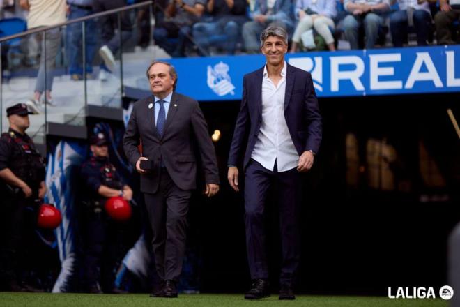 Imanol Alguacil, acompañado de Aperribay en su homenaje en Anoeta. (Foto: LALIGA)