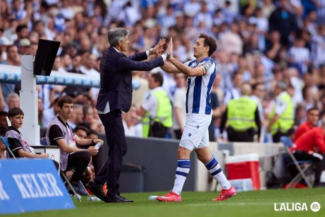 Imanol Alguacil y Mikel Oyarzabal se abrazan ante el Girona. (Foto: LALIGA)