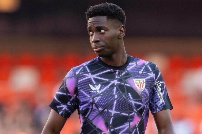 Adama Boiro calienta en Mestalla para jugar como interior izquierdo titular ante el Valencia CF (Foto: Athletic Club).