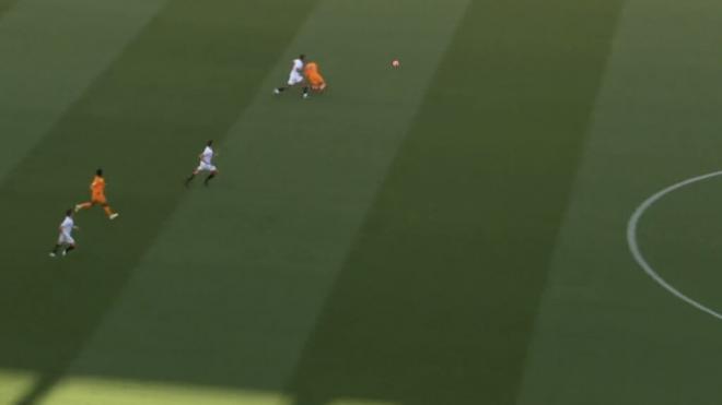 La jugada de la expulsión de Badé por empujar a Mbappé (Captura de Movistar)