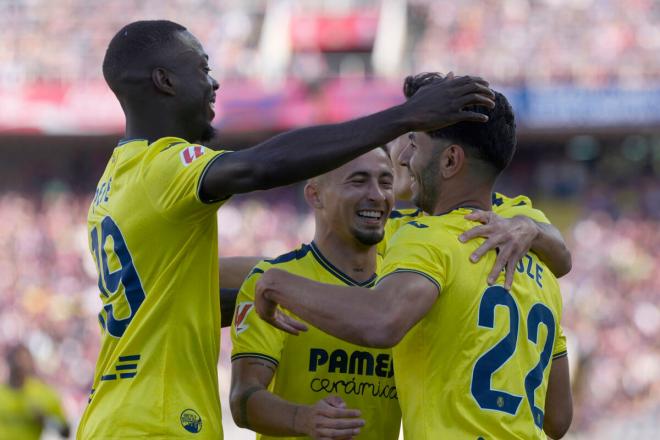 Ayoze Pérez adelanta al Villarreal en Barcelona (Foto: EFE).