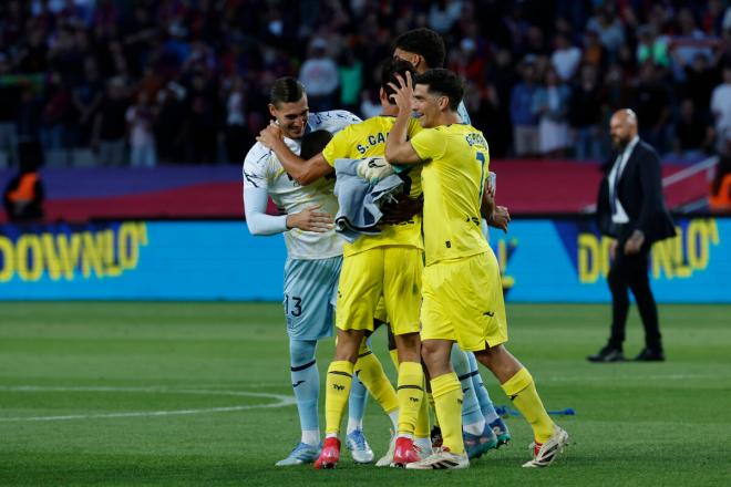 Los jugadores del Villarreal celebran el triunfo en Barcelona (Foto: EFE).