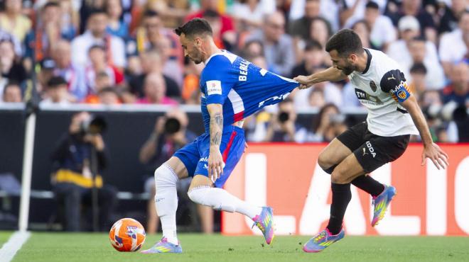 Alex Berenguer es agarrado por Gayá, en Mestalla, en el partido ante el Valencia CF (Foto: Athletic Club).