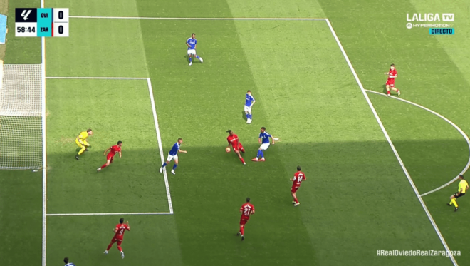 Penalti de Jair en el Real Oviedo-Real Zaragoza.