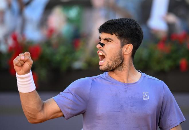 Carlos Alcaraz celebra un punto ante Jannik Sinner en la final de Roma (Foto: EFE).