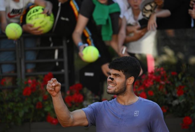 Carlos Alcaraz celebra un punto ante Jannik Sinner en la final de Roma (Foto: EFE).
