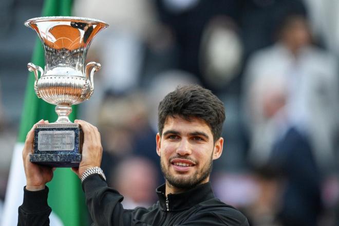 Carlos Alcaraz posa con el trofeo del Masters 1.000 de Roma (Foto: EFE).
