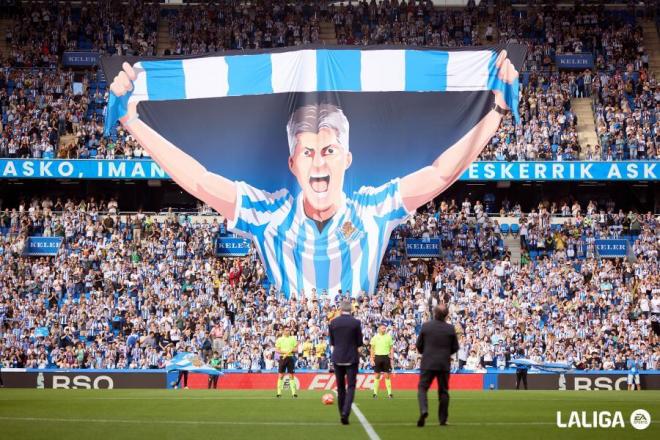 Tifo del Reale Arena en la despedida de Imanol. (Foto: LALIGA)