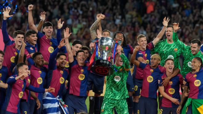 El Barcelona celebrando el título de LALIGA EA Sports en Montjuic (EFE)