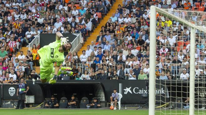 Obús de Alex Berenguer a la escuadra del Valencia CF en la victoria en Mestalla (Foto: Athletic Club).
