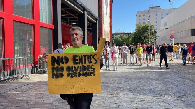 Un aficionado del Sevilla pide al público que no entre al Sánchez-Pizjuán (Foto: Kiko Hurtado).