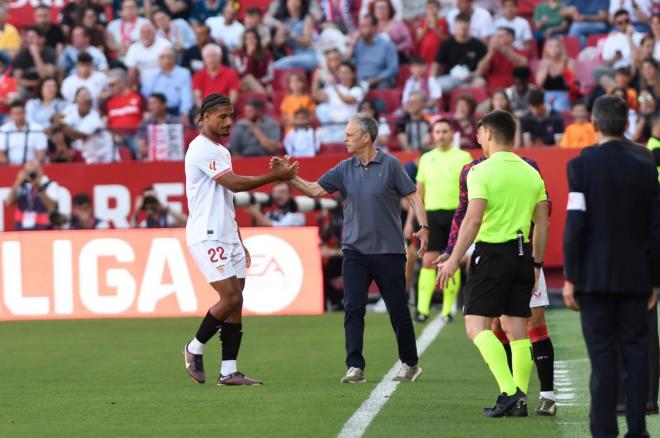 Joaquín Caparrós, saludando a Loic Badé tras su expulsión (Foto: Kiko Hurtado).