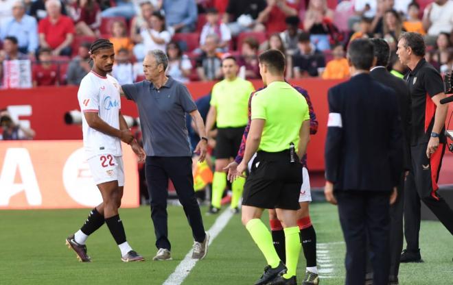 Joaquín Caparrós, saludando a Loic Badé tras su expulsión (Foto: Kiko Hurtado).