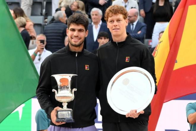 Carlos Alcaraz y Jannik Sinner posan con sus trofeos en Roma (Foto: EFE).