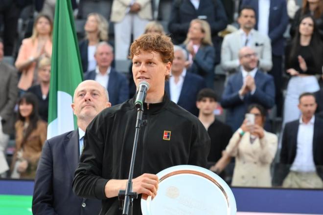 Jannik Sinner posa con su trofeo de subcampeón en Roma (Foto: EFE).