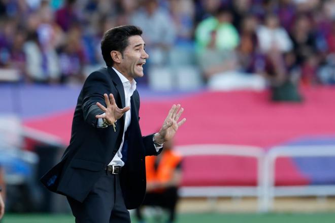 Marcelino García Toral da indicaciones en el Barcelona-Villarreal (Foto: EFE).