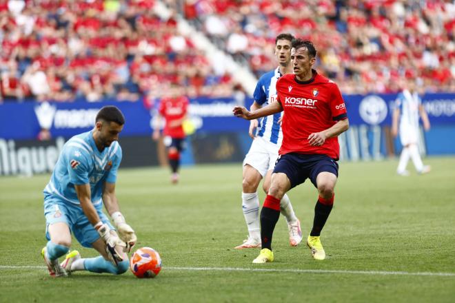 Joan García atrapa una ocasión de Ante Budimir en el Osasuna-Espanyol (Foto: CAO).
