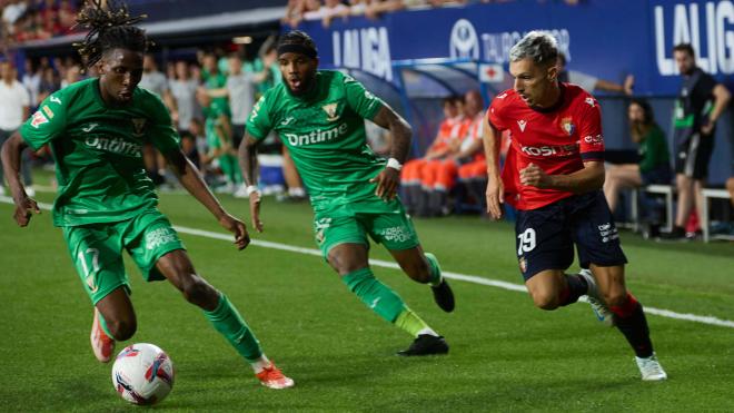 Yvan Neyou y Valentín Rosier defienden a Bryan Zaragoza en el Osasuna-Leganés (Foto: CordonPress)