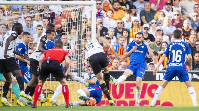 Defensa férrea de Paredes y el equipo en Mestalla ante el Valencia (Foto: Athletic Club).