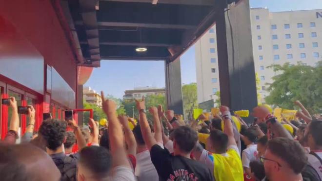 Las protestas de los aficionados del Sevilla fuera del Pizjuán
