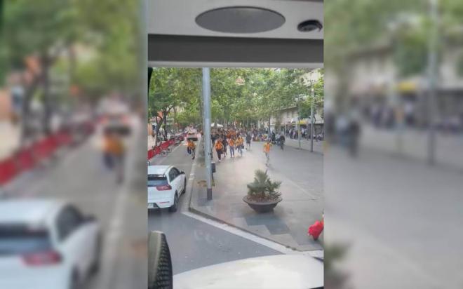 Aficionados violentos del Sant Andreu apedran el bus del Rayo Majadahonda.