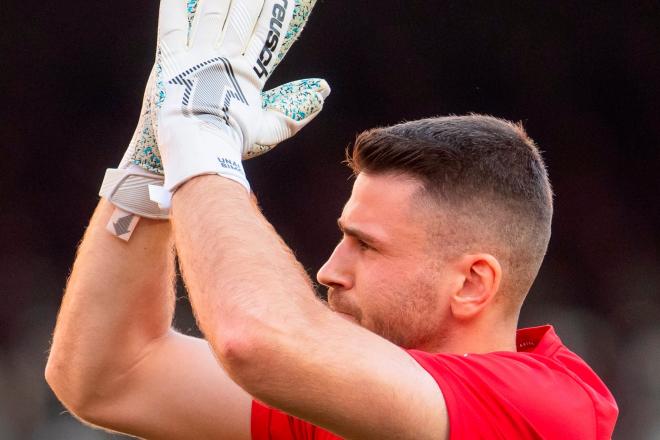 El guardameta internacional Unai Simón calienta en Mestalla para enfrentarse al Valencia CF (Foto: Athletic Club).
