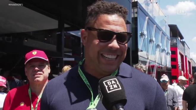 Ronaldo Nazário apoya a Ferrari en Imola (Imagen: DAZN).