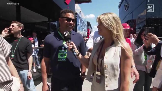 Ronaldo Nazário apoya a Ferrari en Imola (Imagen: DAZN).