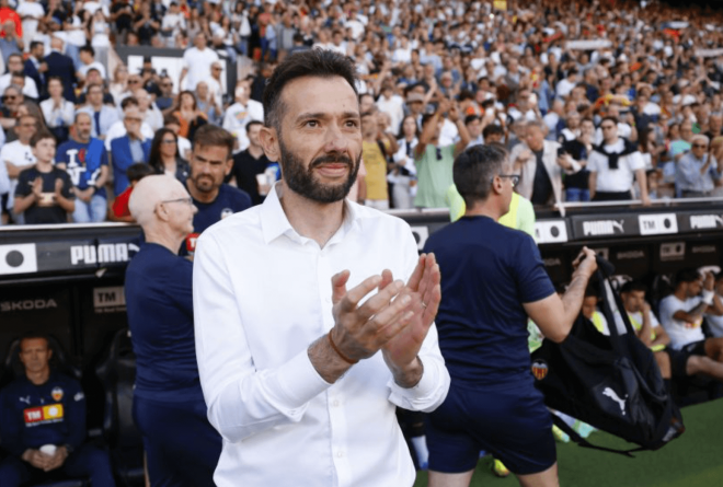 Mestalla ovaciona a Carlos Corberán y este se lo devuelve