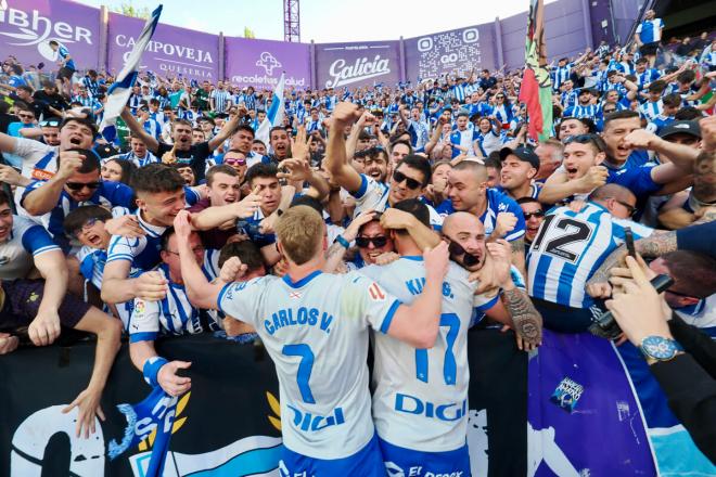 Celebración de los jugadores del Alavés tras la salvación en el José Zorrilla (Foto: EFE).