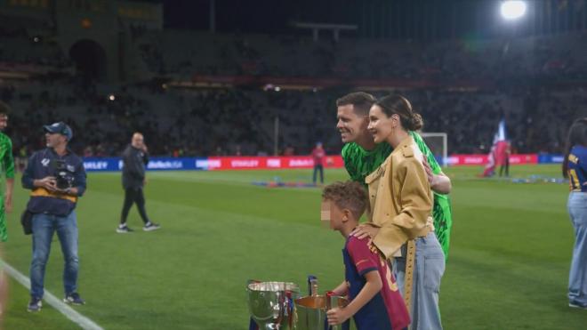 El portero celebró con su familia los títulos culés.