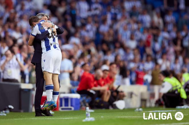Abrazo de Arkaitz Mariezkurrena a Imanol Alguacil tras marcar gol con la Real Sociedad (Foto: LALIGA).