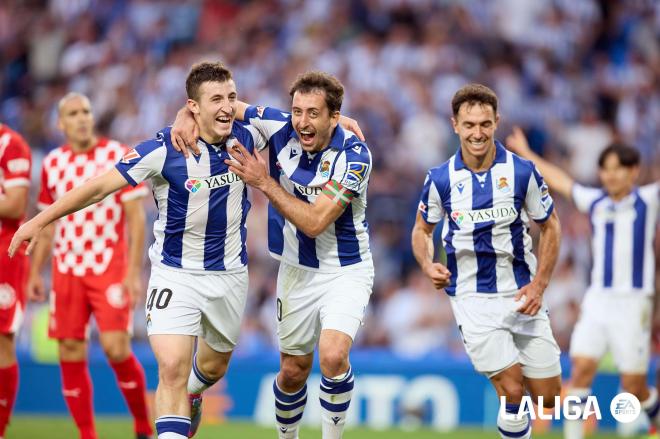 Arkaitz Mariezkurrena celebra con Oyarzabal y Zubimendi su gol con la Real Sociedad (Foto: LALIGA).