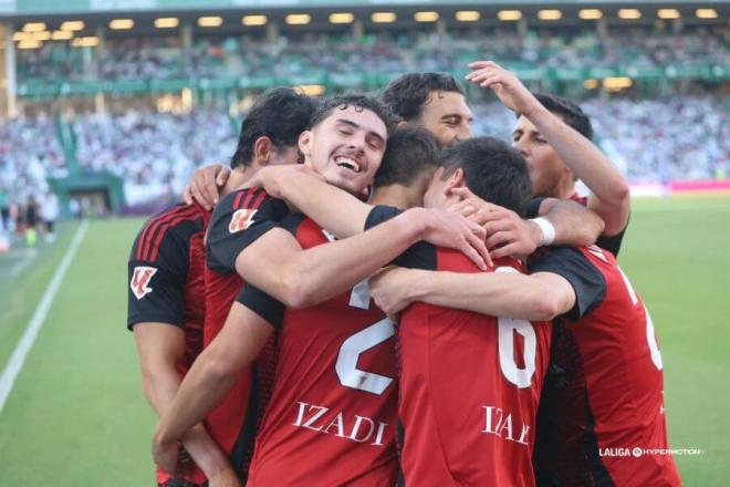 La plantilla del Mirandés abraza a Hugo Rincón en Córdoba. (Foto: LALIGA)