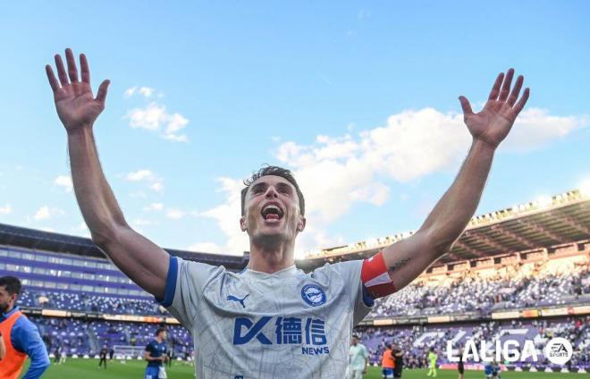 Ander Guevara celebra la salvación del Alavés en Valladolid (Foto: LALIGA).