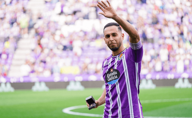 Anuar recibe la insignia de oro entre lágrimas (Foto: Real Valladolid).