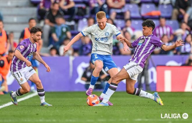 Aznou intenta parar a Carlos Vicente.