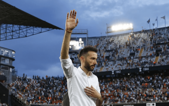 Carlos Corberán levanta la mano