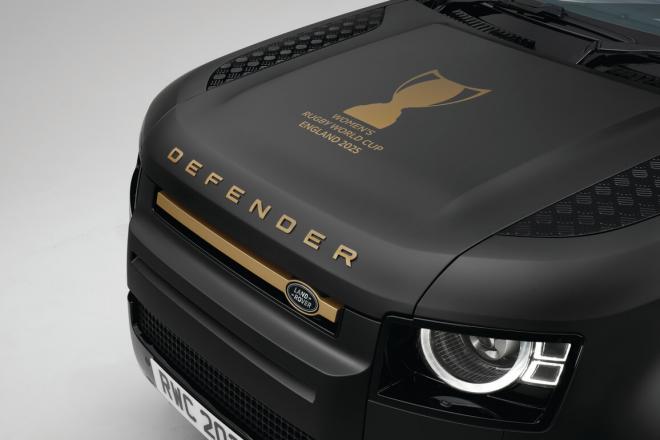 La parte delantera del Defender 110 con el logo de la copa mundial.