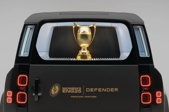 La parte trasera del Defender 110 con la Copa del Mundo de Rugby.
