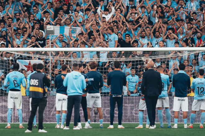 Los jugadores del Celta saludan a la afición (Foto: RC Celta).