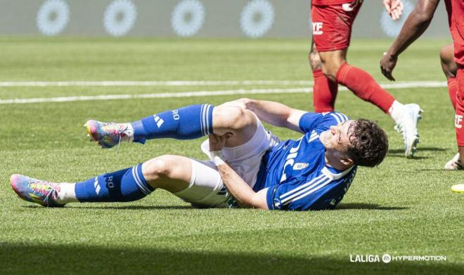Fede Viñas, lesionado durante el Real Oviedo-Real Zaragoza (Foto: LALIGA).