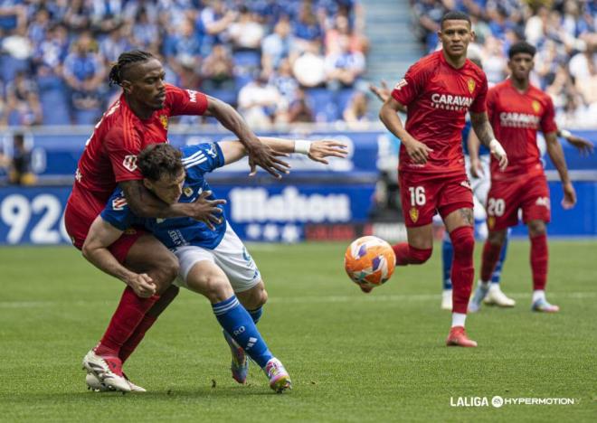 Fede Viñas pelea un balón con Jair en el Real Oviedo-Real Zaragoza (Foto: LALIGA).