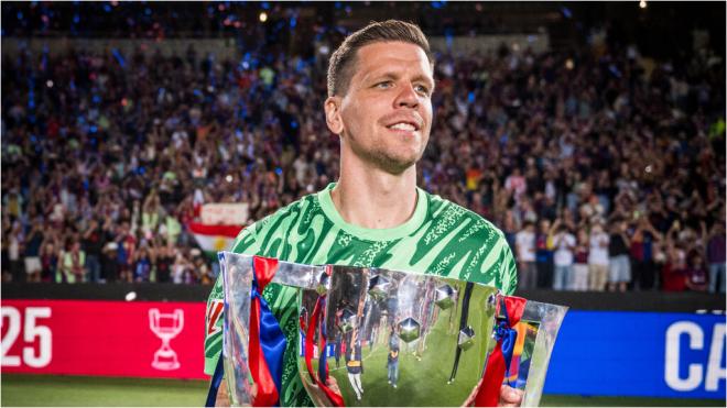 Wojciech Szceszny con el título de LALIGA (foto: FCB X).