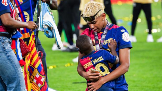 Lamine Yamal con su hermano en la celebración de la Copa del Rey (Cordon Press)