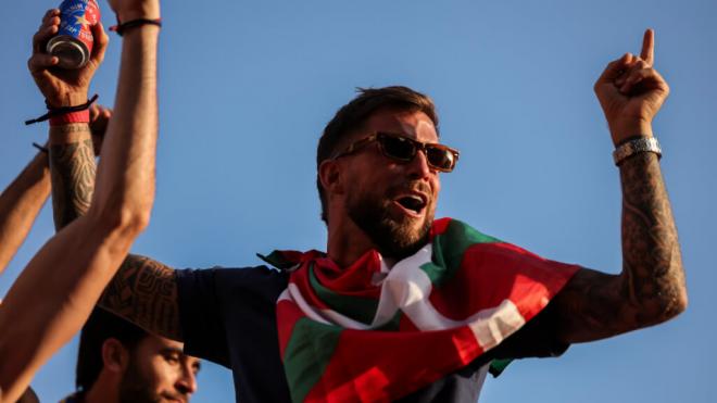 Íñigo Martínez en la rúa del Barcelona (Europa Press)