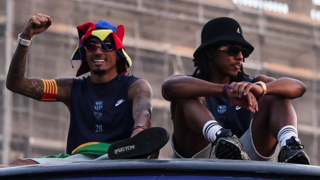 Raphinha y Koundé en la rúa del Barcelona (Europa Press)