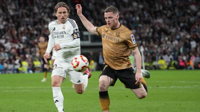 Luka Modric contra Sergio Gómez (Cordon Press)